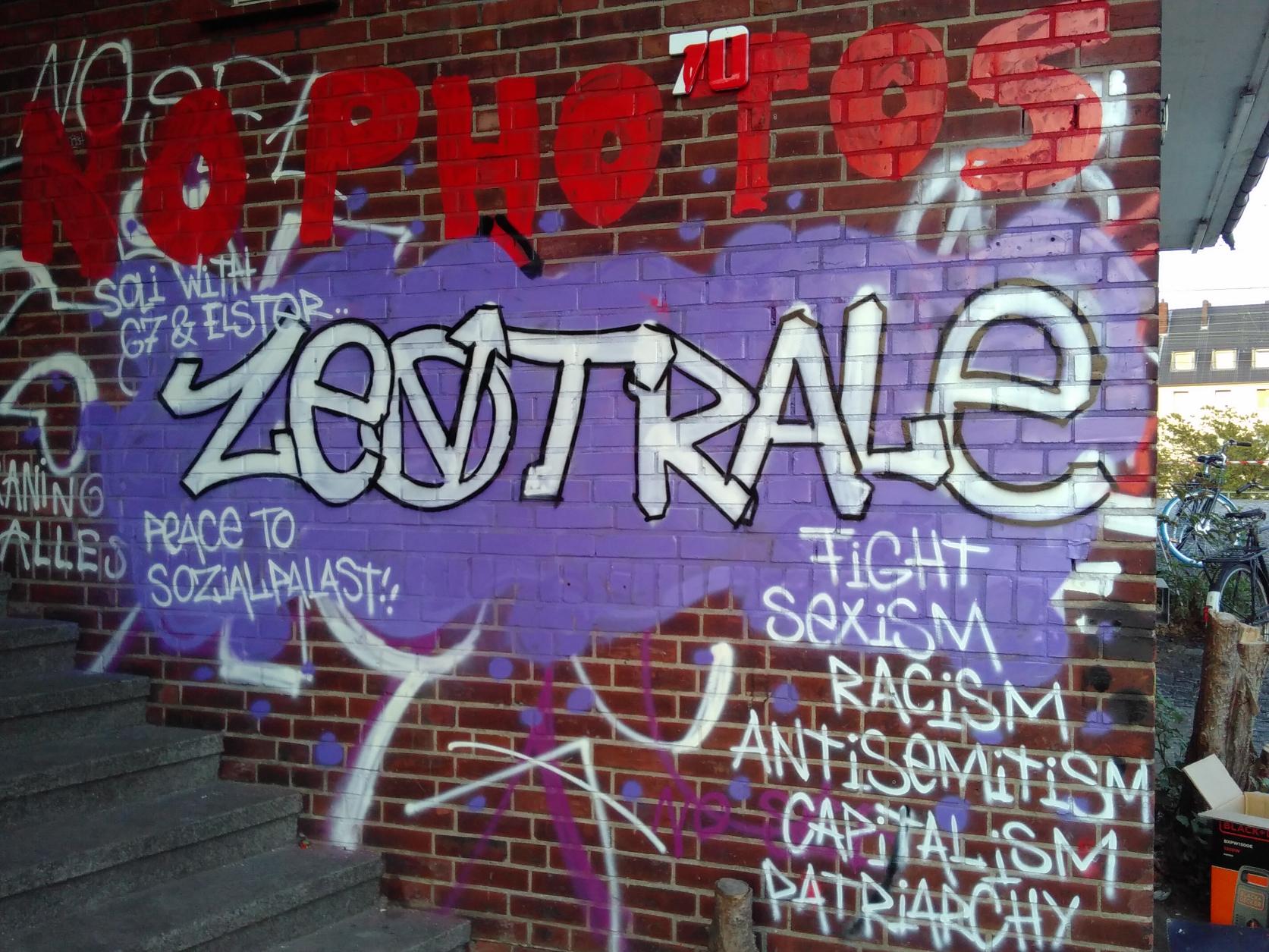 In einem Graffito steht das Wort Zentrale