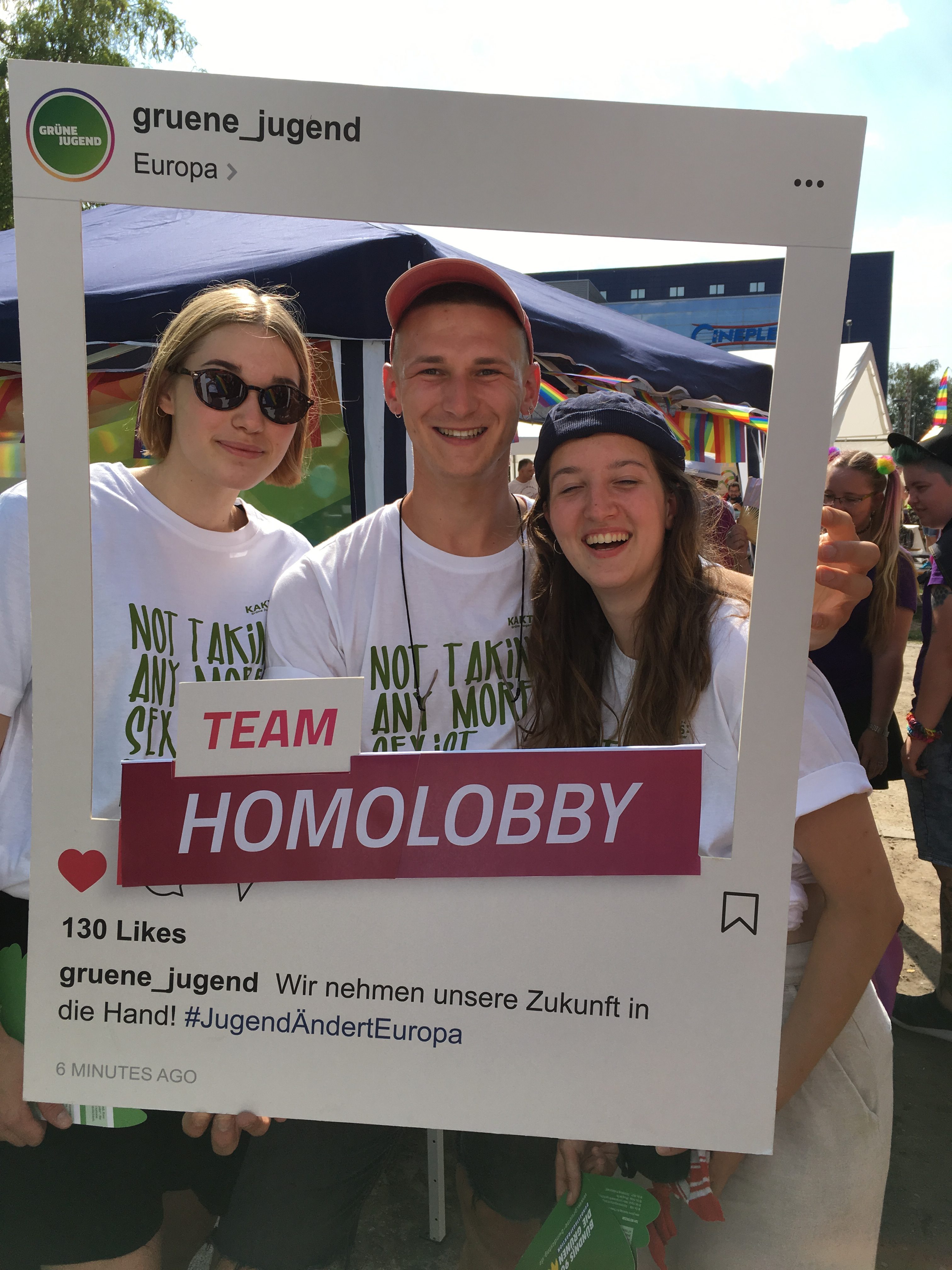 Drei Kakteen halten einen Bilderrahmen der Grünen Jugend. Auf dem Bilderrahmen steht Team Homolobby.