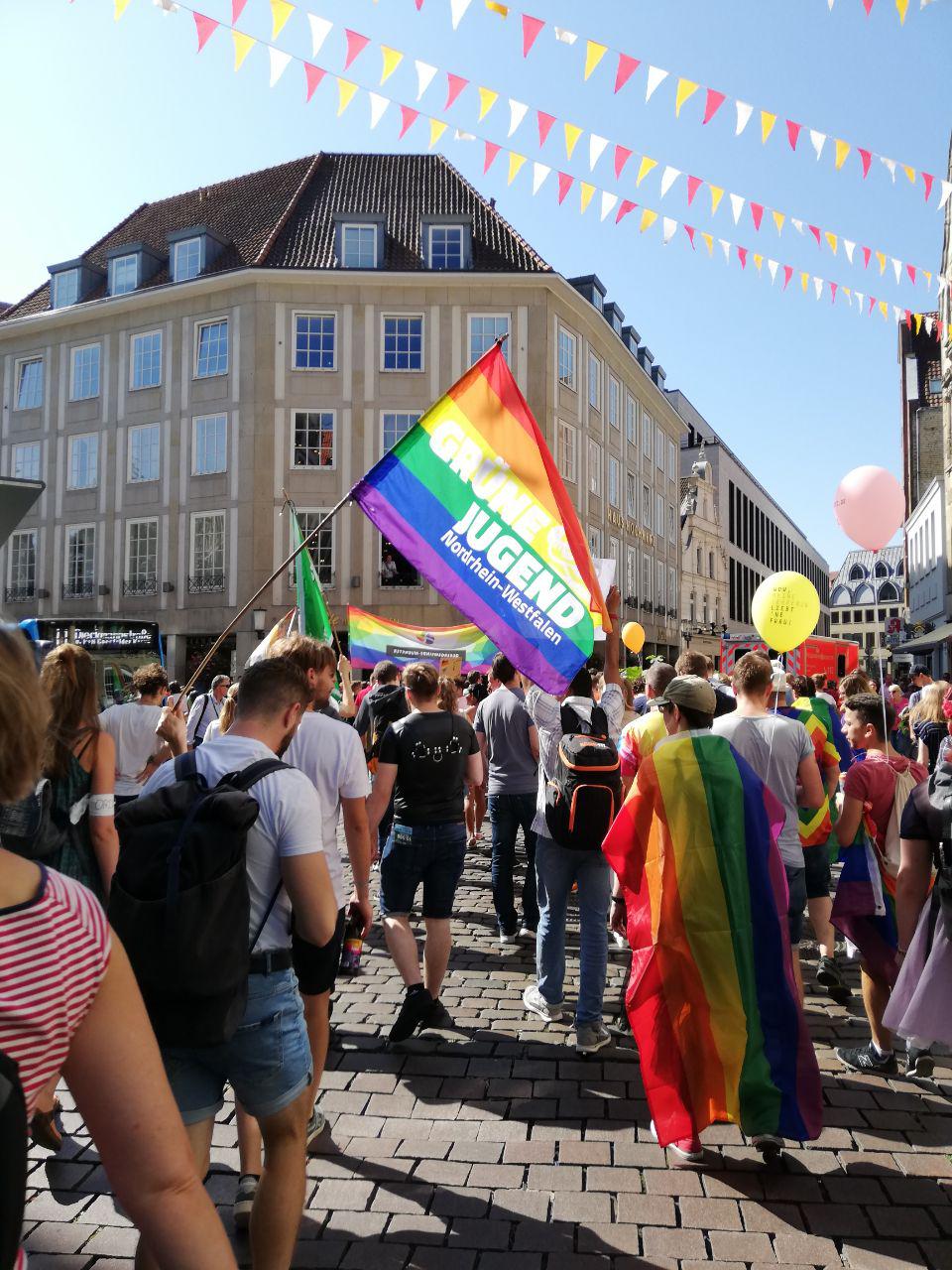 Menschen demonstrieren beim Christopher Street Day