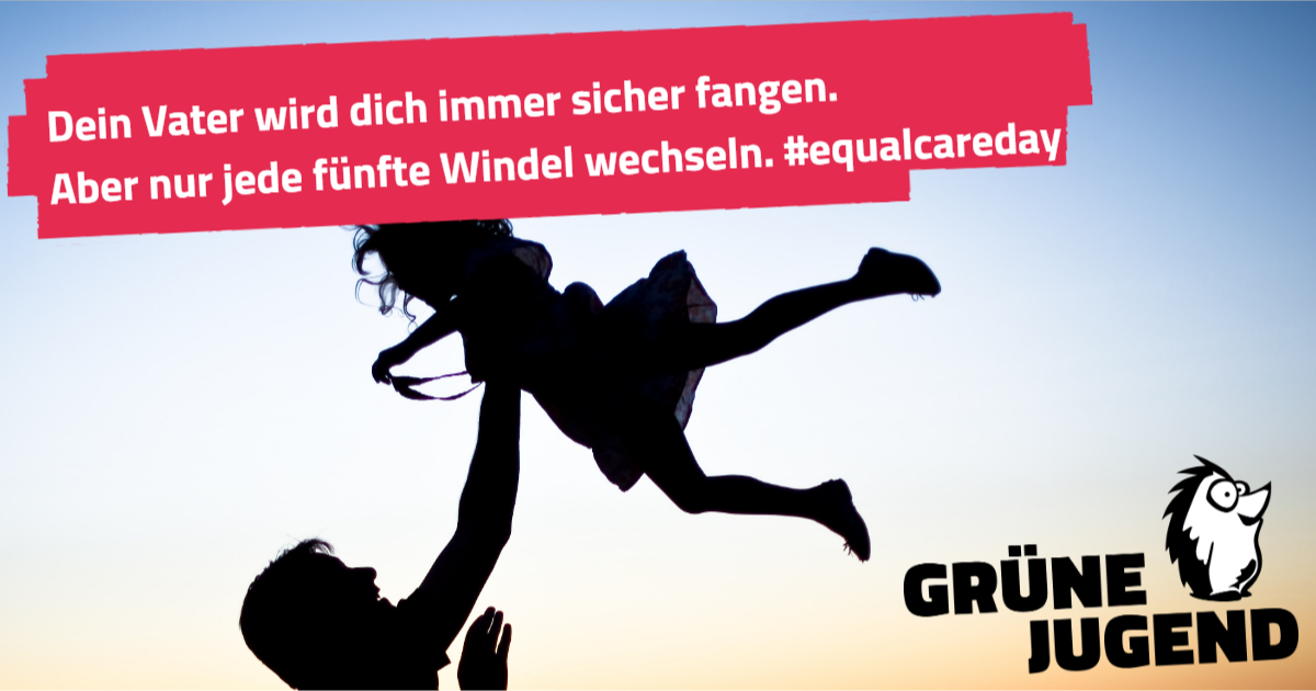 Eine erwachsene Person wirft ein Kind hoch. Auf dem Bild steht: "Dein Vater wird dich immer sicher fangen. Aber nur jede fünfte Windel wechseln. #equalcareday"