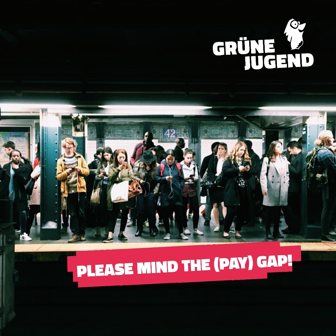 Menschen stehen an einer U-Bahn-Haltestelle. Unter dem Bild steht "Please mind the (pay) gap"