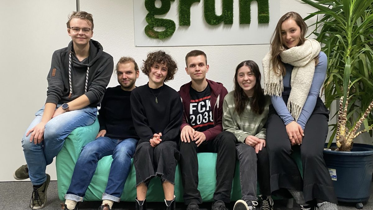 Der Kaktus Vorstand zusammen im Grünen Zentrum auf einem Sofa: von links nach rechts: Hendrik, Marco, Alba, Leon, Charlotte, Silvia